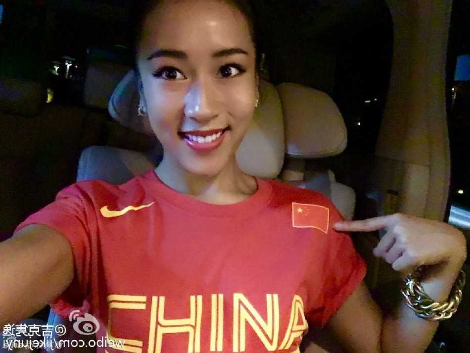 吉克隽逸身穿红色中国队队服，一脸骄傲地指向胸前的五星红旗，眼神中满是对男篮将士们的敬意与祝福。