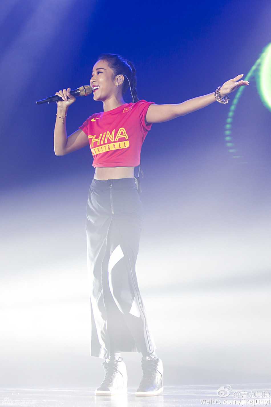 吉克隽逸在壮行仪式上全力献唱，身后的大屏幕闪耀着中国男篮的标志，她用音乐为奥运征途上的中国篮球健儿汇聚起红色的力量。