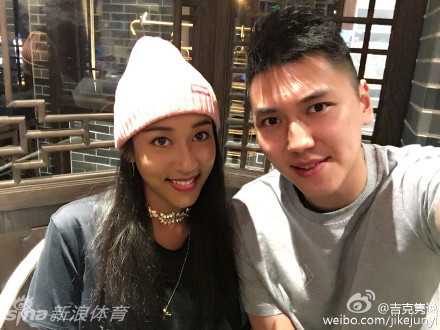 镜头前，吉克隽逸与高大帅气的男篮运动员张博并肩微笑，肤色一深一浅，笑容却同样灿烂，画面和谐得仿佛一幅现代都市友人情谊的写照。