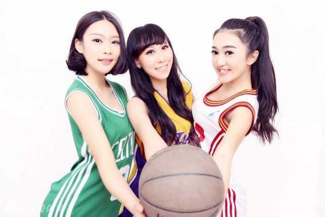 吉林东北虎拉拉队姐妹花主场蓄力,绽放魅力风采 拉拉队姐妹花身穿亮黄色表演服,手举花球,笑容灿烂如阳光,青春气息扑面而来。