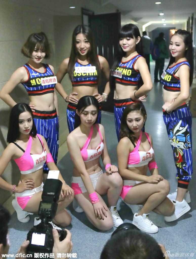 吉林拉拉队主场惊艳绽放 霸气柔美助力东北虎 赛后拉拉队员与东北虎吉祥物合影,大家摆出胜利手势,笑容如花,场面十分有爱。