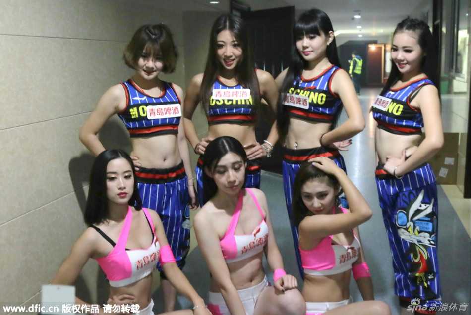 吉林拉拉队主场惊艳绽放 霸气柔美助力东北虎 赛场中央,多名拉拉队员跃起热舞,裙摆飞扬,动感十足,背景是巨大的吉林东北虎队徽。