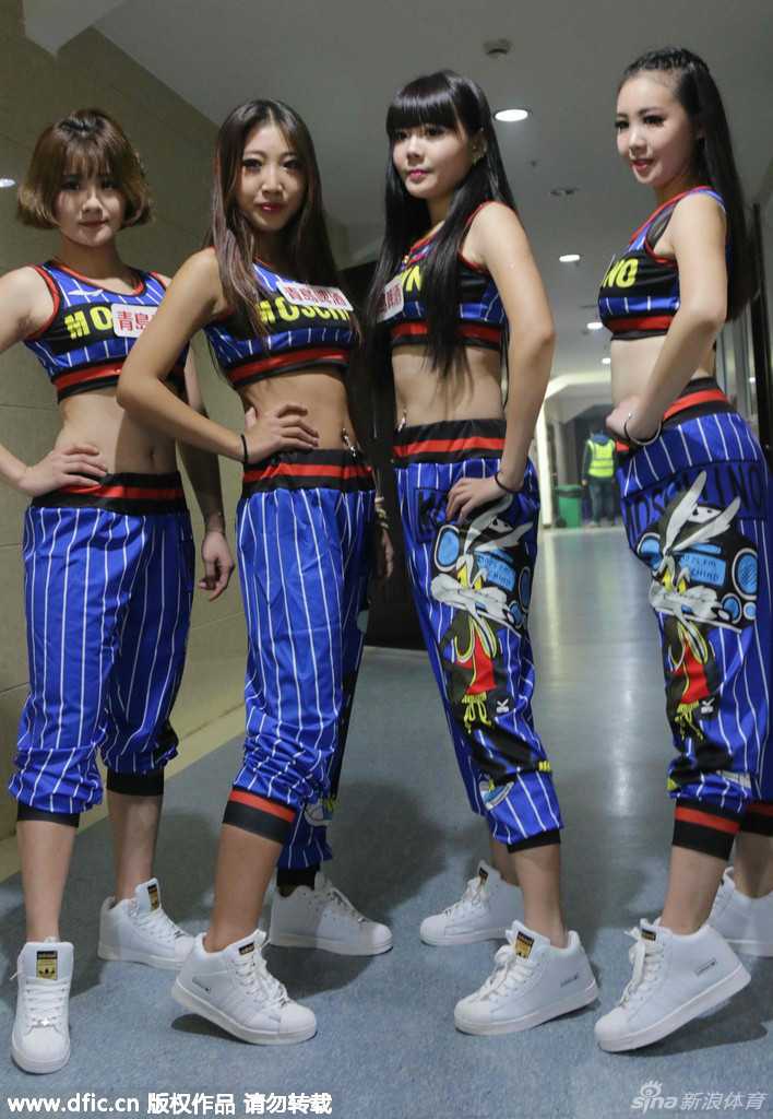 吉林拉拉队主场惊艳绽放 霸气柔美助力东北虎 一位拉拉队员侧身特写,手臂伸展,嘴角上扬,展现出自信柔美的一面。