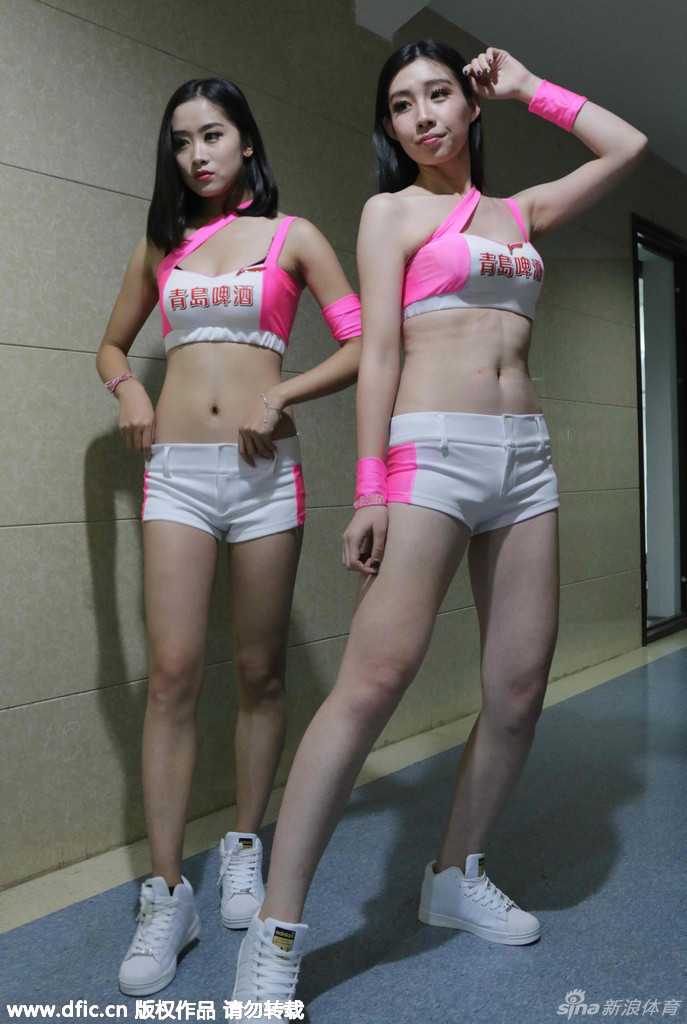 吉林拉拉队主场惊艳绽放 霸气柔美助力东北虎 拉拉队员集体摆拍,前排列队蹲下,后排站立张开双臂,气势如虹,展现团队默契。