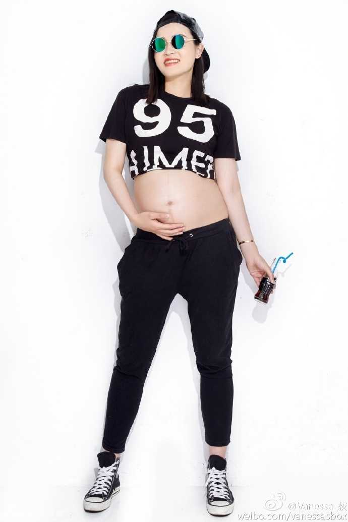 吉林男篮钟诚的幸福篇章:与亚运冠军王然迪的唯美孕期记忆 王然迪在沙发上摆出俏皮的表情,尽管孕期身体浮肿,但她依然用自信的姿态诠释着别样的性感与美丽。