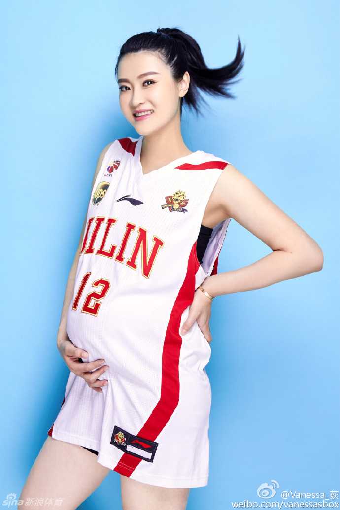 吉林男篮钟诚的幸福篇章:与亚运冠军王然迪的唯美孕期记忆 在一组生活感十足的写真中,王然迪穿着舒适的居家服饰,与丈夫钟诚头贴头亲密合影,画面温馨又甜蜜。