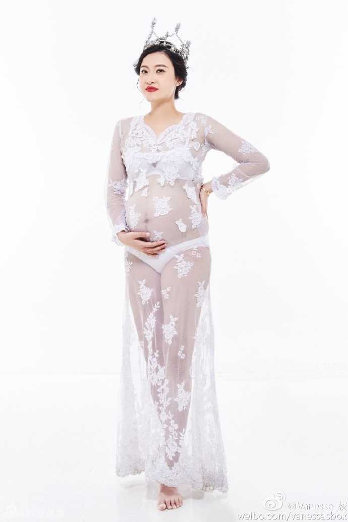 吉林男篮钟诚的幸福篇章:与亚运冠军王然迪的唯美孕期记忆 特写镜头下,王然迪双手轻捧孕肚,眼神中流露出对未来宝宝无限的憧憬与深情,画面唯美而宁静。