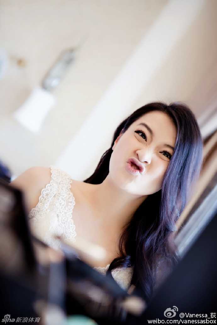 吉林男篮钟诚的幸福篇章:与亚运冠军王然迪的唯美孕期记忆 钟诚温柔地将手搭在妻子肩上,两人在镜头前相视而笑,这一刻没有篮球场上的喧嚣,只有属于彼此的岁月静好。