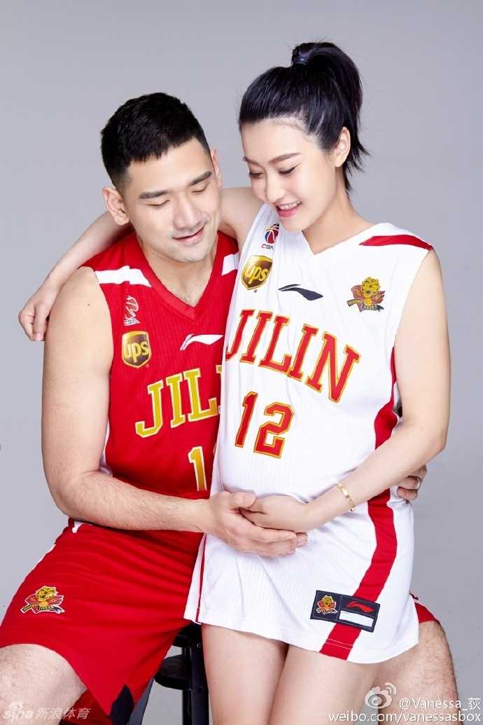 吉林男篮钟诚的幸福篇章:与亚运冠军王然迪的唯美孕期记忆 王然迪身穿吉林东北虎队宽松球衣,手抚圆润孕肚,对着镜头露出俏皮甜美的笑容,幸福满溢。