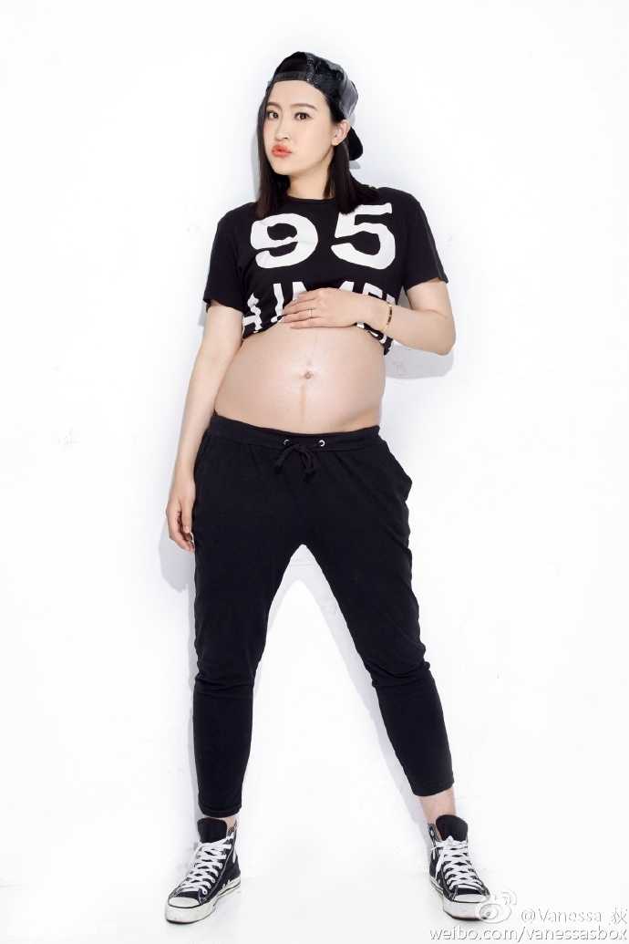 吉林男篮钟诚的幸福篇章:与亚运冠军王然迪的唯美孕期记忆 换上黑色修身长裙的王然迪,展现出孕期女性的优雅曲线,对着镜子拍下这张时尚感十足的孕期纪念照。