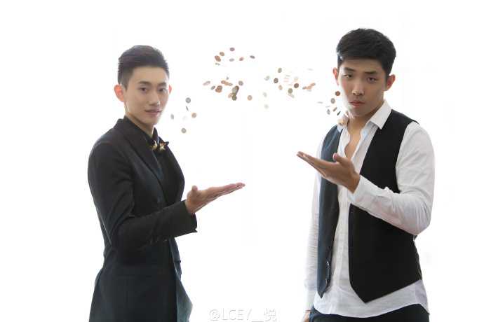 吉林男篮锋卫王镤大婚 身高两米硬汉抱得美人归 新娘深情地挽着王镤的臂弯,两人面带微笑缓缓走过亲友席,眼神中透露出对未来生活的无限憧憬