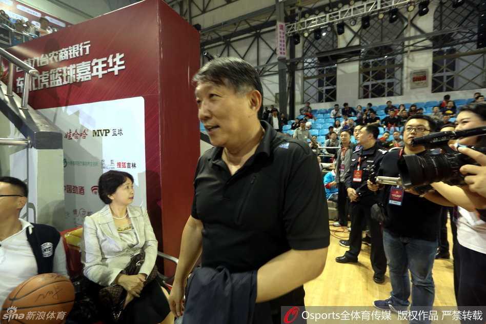 吉林篮球六十载嘉年华,黄金一代聚首续写传承新篇章 战神刘玉栋在嘉年华现场露出难得一见的轻松笑容,这位在赛场上以铁血意志著称的名宿,此刻享受着老友重逢的喜悦