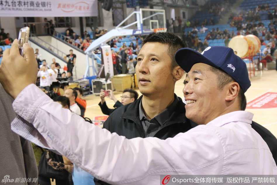 吉林篮球六十载嘉年华,黄金一代聚首续写传承新篇章 巴特尔在嘉年华上与老友交谈甚欢,高大的身影在人群中格外醒目,内线的统治力已成往事,如今的亲和力却更胜从前