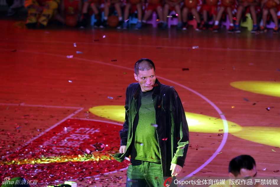 吉林篮球六十载嘉年华,黄金一代聚首续写传承新篇章 中国篮坛泰斗蒋兴权指导亮相吉林篮球嘉年华,满头银发却精神矍铄,他的现身 instantly 成为全场焦点,引来掌声雷动