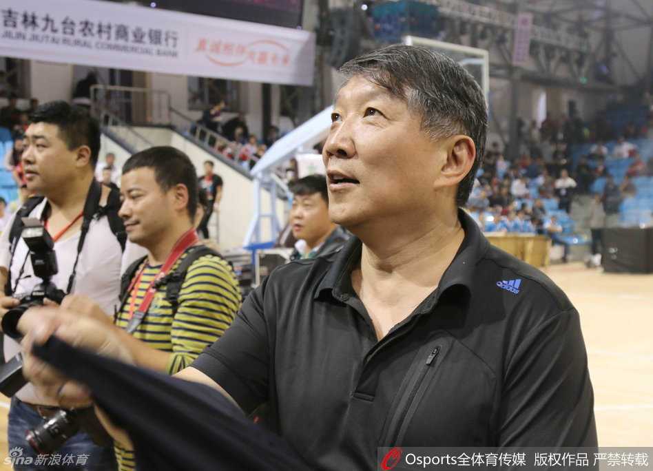 吉林篮球六十载嘉年华,黄金一代聚首续写传承新篇章 昔日中国男篮移动长城之一的王治郅现身长春,面带微笑与球迷打招呼,追风少年虽已退役,但风采依旧