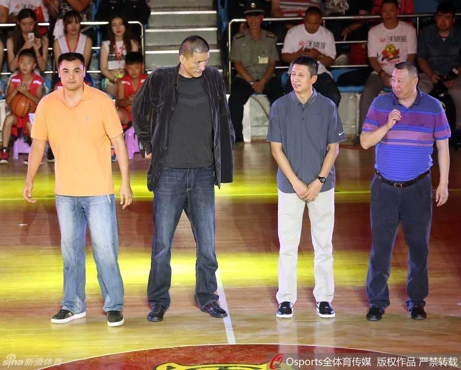 吉林篮球六十载嘉年华,黄金一代聚首续写传承新篇章 宫鲁鸣指导在活动现场神情专注,作为中国篮球的重要人物,他与恩师蒋兴权的再次相聚,见证了师徒二人对中国篮球数十年的坚守与付出