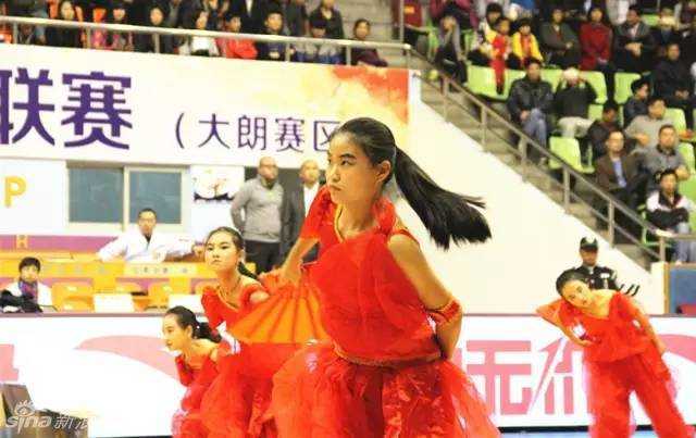 听障少年擂动“牛斗虎” 鼓声阵阵传递生命强音 全景镜头下,大朗体育馆内座无虚席,聚光灯打在舞台中央的两位少年身上,他们击鼓的动作整齐划一,气势如虹,身后的背景板上写着公益活动的主题。