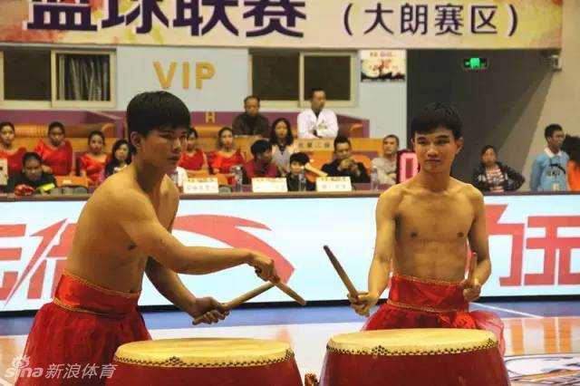 听障少年擂动“牛斗虎” 鼓声阵阵传递生命强音 两位身着红衣的听障少年目光坚毅,他们用力挥动鼓槌,敲响面前的大堂鼓,鼓槌落下的瞬间仿佛有千钧之力。