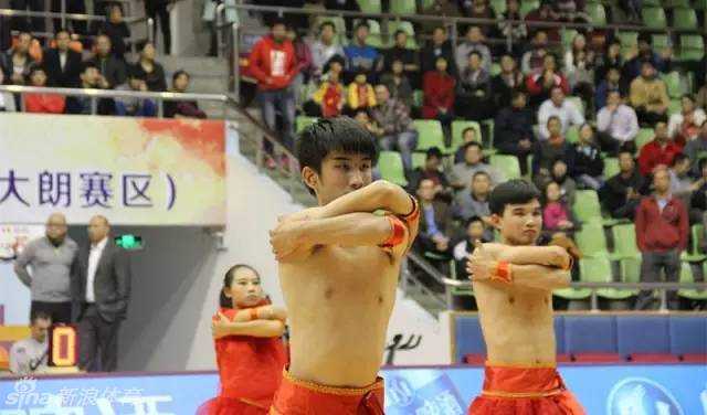 听障少年擂动“牛斗虎” 鼓声阵阵传递生命强音 特写镜头中,少年额头渗出细密的汗珠,他全神贯注地盯着前方老师的指挥手势,双手紧握鼓槌,正准备发起下一次猛烈的敲击。