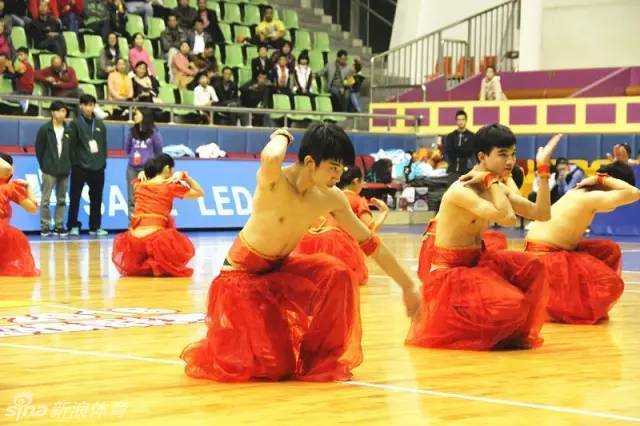 听障少年擂动“牛斗虎” 鼓声阵阵传递生命强音 中场休息时,东莞启智学校的同学们再次登台,表演舞蹈《鼓韵》,十五名聋哑学生手持中国古典扇子,在无声的世界里与背景鼓点完美融合,舞姿优美而整齐。