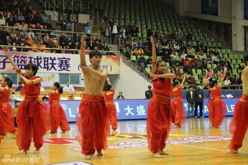 听障少年擂动“牛斗虎” 鼓声阵阵传递生命强音 表演结束后,全场观众自发起立,为这些特殊的演员们竖起大拇指,孩子们激动地拥抱在一起,用手语互相表达着喜悦和感谢,场面温馨感人。