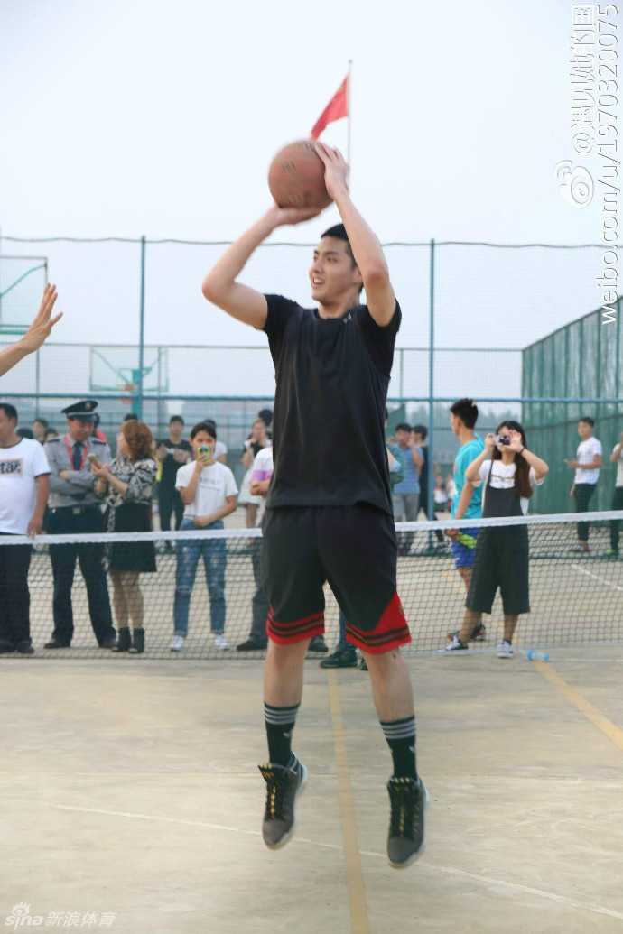 吴亦凡突袭南京高校球场,隔网相望难挡帅气,引尖叫无数 吴亦凡在南京高校球场边侧身而立,目光坚定望向球场,即使隔着围网也难掩其俊朗侧颜与出众气质。