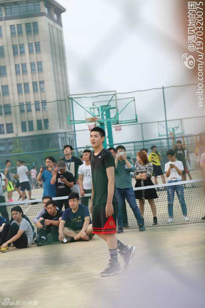 吴亦凡突袭南京高校球场,隔网相望难挡帅气,引尖叫无数 突破防线准备上篮的吴亦凡,动作敏捷流畅,带起一阵风,场边的喧嚣仿佛都静止,只剩下他冲击篮筐的凌厉瞬间。