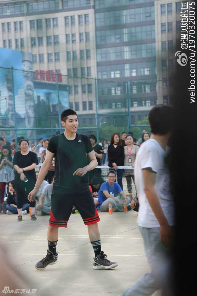 吴亦凡突袭南京高校球场,隔网相望难挡帅气,引尖叫无数 吴亦凡在南京高校球场上纵身一跃,单手将球送入篮筐,动作舒展飘逸,引得场外围观的粉丝爆发出阵阵尖叫。