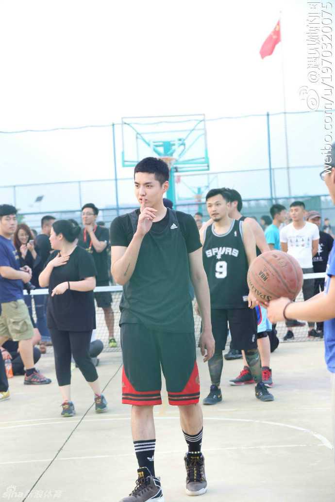 吴亦凡突袭南京高校球场,隔网相望难挡帅气,引尖叫无数 运球进攻的吴亦凡全神贯注,面对防守者毫无惧色,娴熟的控球技巧和专注的眼神透露出他对篮球的认真与热爱。