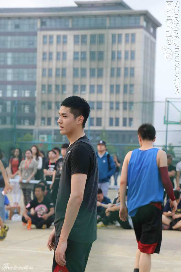 吴亦凡突袭南京高校球场,隔网相望难挡帅气,引尖叫无数 吴亦凡在对抗中拿球,坚实的臂膀和挺拔的身姿在球场上格外醒目,展现出极佳的身体素质和篮球运动天赋。