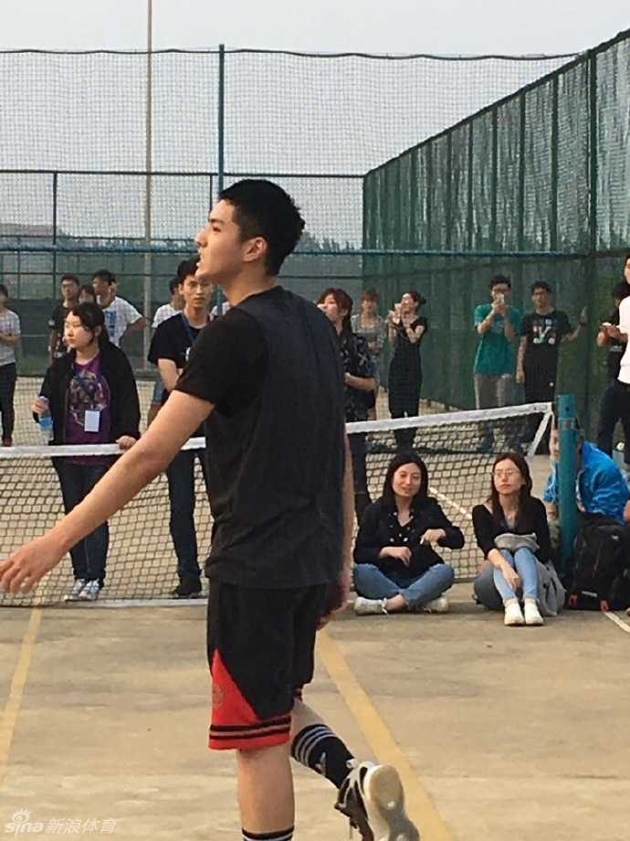 吴亦凡突袭南京高校球场,隔网相望难挡帅气,引尖叫无数 高高跃起投篮的吴亦凡,身体在空中完全舒展,手指尖轻柔地将球拨出,定格成一幅充满力量与美感的运动画面。