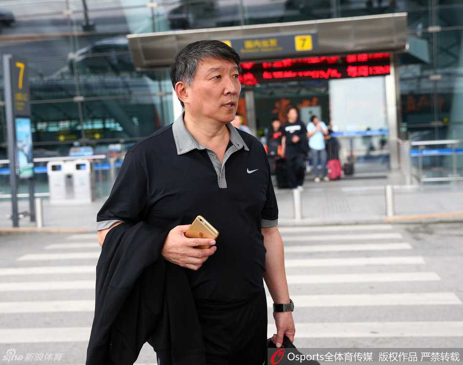 告别海埂,男篮开启里约奥运最后冲刺 主帅宫鲁鸣走出机场大厅,神情从容淡定,他的身后是结束了高原集训的中国男篮队员们。
