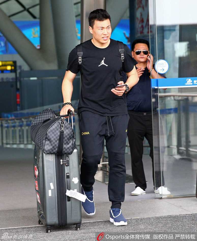 告别海埂,男篮开启里约奥运最后冲刺 李根大步流星走出机场,刚刚结束的高原集训让他成功减重,身形显得格外精悍。