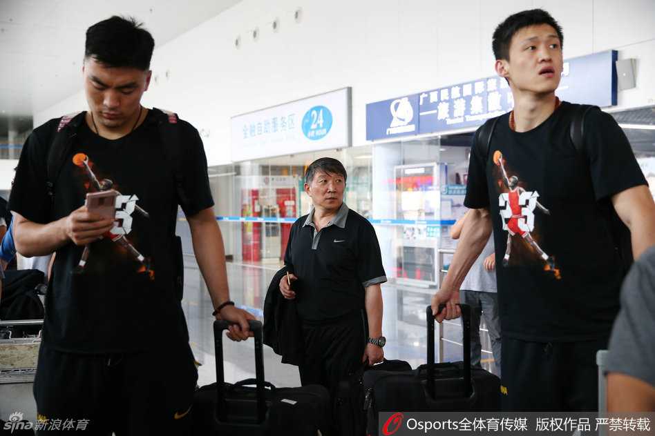 告别海埂,男篮开启里约奥运最后冲刺 李晓旭低头查看手机,作为第二批报到的球员,他正利用一切时间处理个人事务并关注球队最新动态。