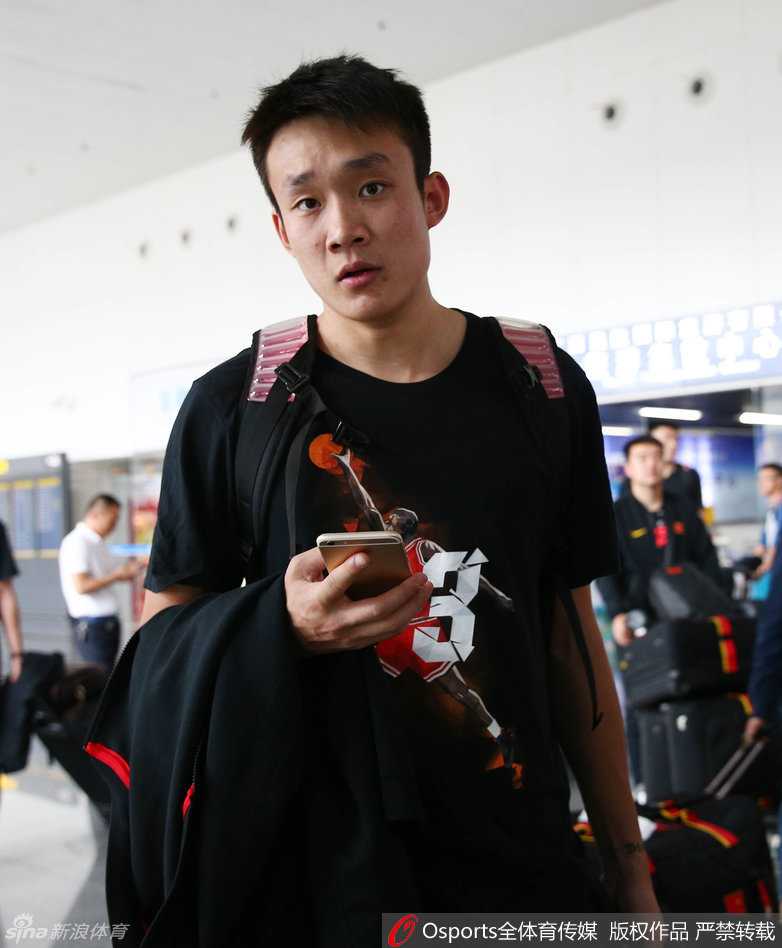 告别海埂,男篮开启里约奥运最后冲刺 翟晓川和方硕并肩而行,晓川目不转睛凝视前方,方硕一身白衣显得精神抖擞。