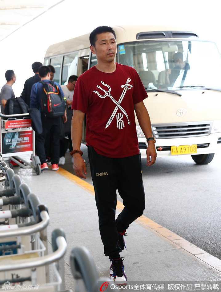 告别海埂,男篮开启里约奥运最后冲刺 助教胡雪峰神情严肃地推行李车,他将后卫线的组织重任扛在肩上,悉心指导年轻队员。