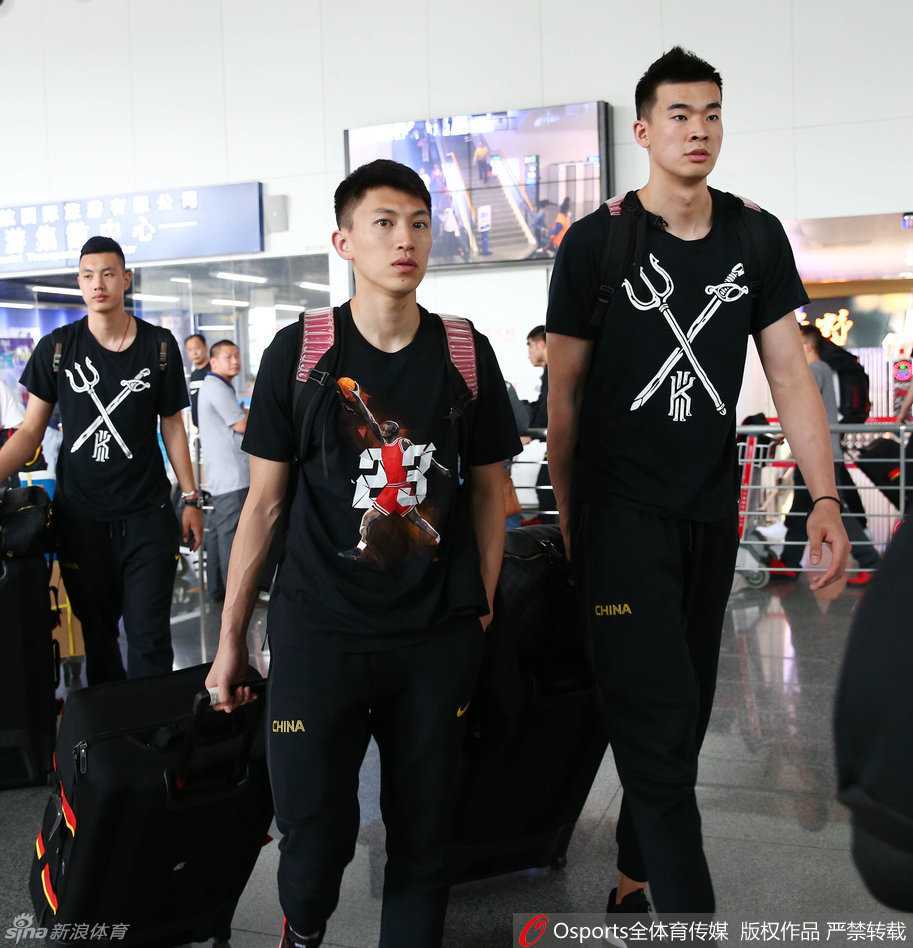 告别海埂,男篮开启里约奥运最后冲刺 丁彦雨航直视镜头,眼神中充满锐气与自信,此时的他已经成为国家队锋线上的重要突击手。