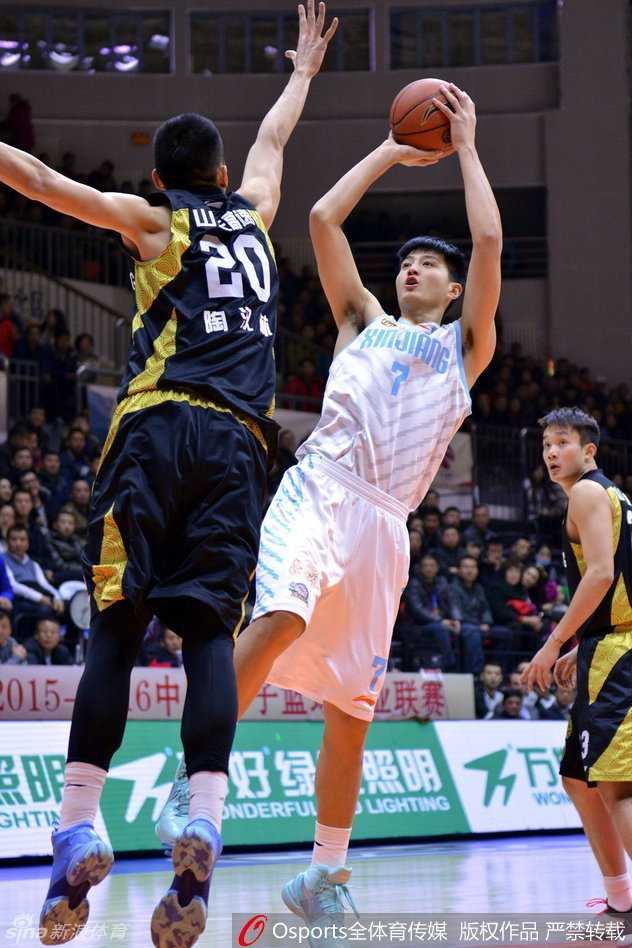 周琦23+18统治内线,新疆飞虎狂胜山东豪取十一连胜 新疆队的内线支柱周琦,在对方两人的夹击缝隙中依然从容出手,他那修长的手臂如同巨塔般将球稳稳送入篮筐。