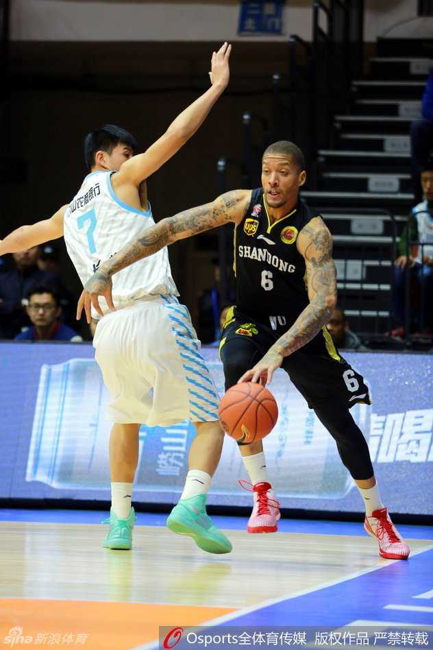 周琦23+18统治内线,新疆飞虎狂胜山东豪取十一连胜 李根利用强壮的身体背身单打防守球员,他像一辆重型坦克般碾向禁区,尽管对手奋力抵抗,但依然无法阻挡他上篮的步伐。