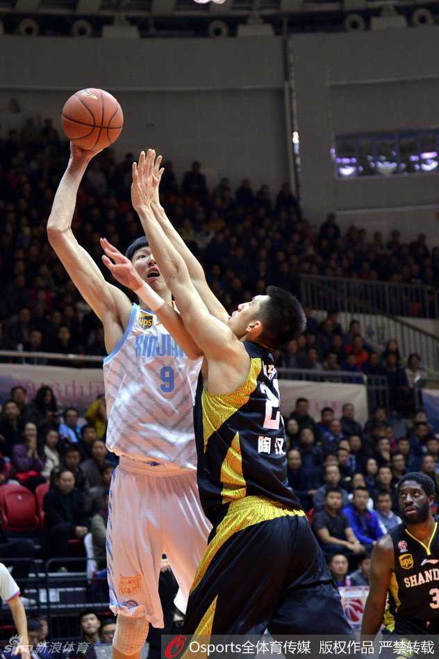 周琦23+18统治内线,新疆飞虎狂胜山东豪取十一连胜 俞长栋在山东队防守球员的长臂干扰下,依然保持着完美的投篮姿势,篮球沿着指尖划出一道优美的弧线飞向篮筐。