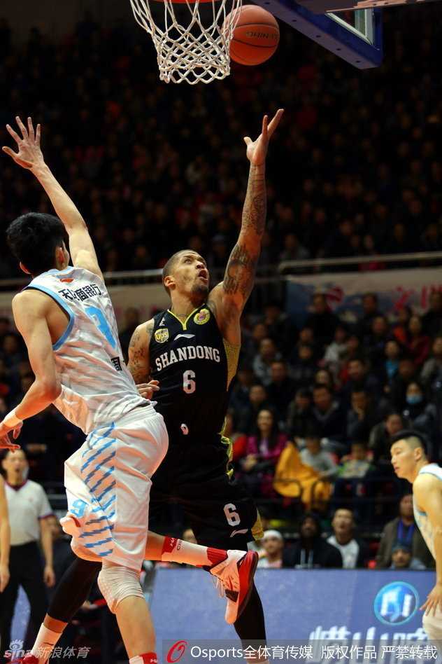 周琦23+18统治内线,新疆飞虎狂胜山东豪取十一连胜 丁彦雨航在三分线外果断起跳,他的投篮手型标准而稳定,眼神中充满了对胜利的渴望,篮球空心入网,激起篮网白色的浪花。