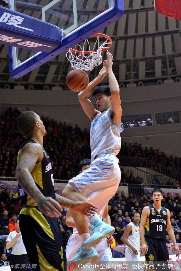 周琦23+18统治内线,新疆飞虎狂胜山东豪取十一连胜 比斯利在底线附近用一个灵巧的转身试图摆脱防守,但裁判的哨声响起,他踩到了边线,脸上露出一丝无奈的表情。