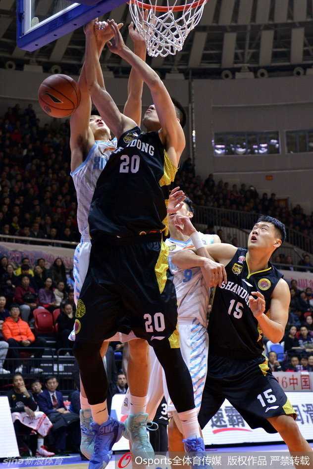 周琦23+18统治内线,新疆飞虎狂胜山东豪取十一连胜 比斯利在人群中强行突破,他运球的节奏感极佳,像一把尖刀直插新疆队的心脏地带,展现了他作为CBA超级得分手的个人能力。