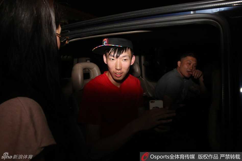 周琦万里归来的黑夜行者:宫鲁鸣深夜守候,大魔王笑闯北仑 北仑训练基地昏黄的灯光下,宫鲁鸣指导双手抱胸站在门口,眼神专注地看着缓缓停下的车辆。当周琦的身影出现在车门旁时,这位严厉的教头脸上露出了难得的微笑,就像等待晚归的孩子一样亲切。