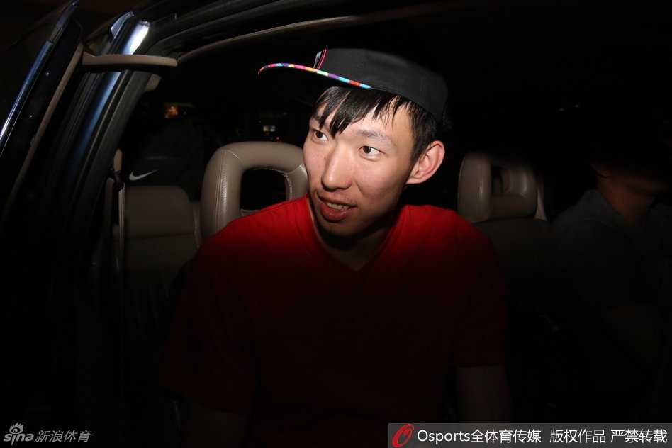 周琦万里归来的黑夜行者:宫鲁鸣深夜守候,大魔王笑闯北仑 训练结束后,周琦独自坐在场边拉伸,夕阳透过窗户洒在他身上。他手里拿着水瓶,若有所思地看着远方,那目光仿佛已经穿越时空,投向了里约热内卢的篮球馆。