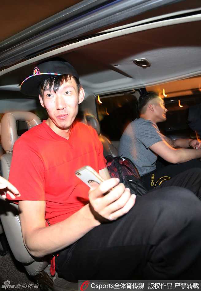 周琦万里归来的黑夜行者:宫鲁鸣深夜守候,大魔王笑闯北仑 走进基地大堂的周琦,脸上笑意盈盈,眼神里透着光。他手里拿着一件外套,整个人看起来比几个月前离队时明显壮实了一圈,精神状态格外饱满,仿佛在告诉镜头‘美国的汗没白流’。