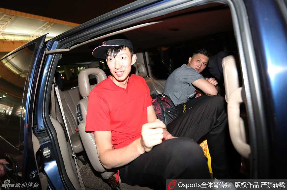 周琦万里归来的黑夜行者:宫鲁鸣深夜守候,大魔王笑闯北仑 黑夜笼罩的宁波机场,刚下飞机的周琦戴着棒球帽,虽然长途飞行让他神情略显疲惫,但嘴角依旧挂着一丝轻松的笑意,仿佛在告诉来接机的人们‘我准备好了’。