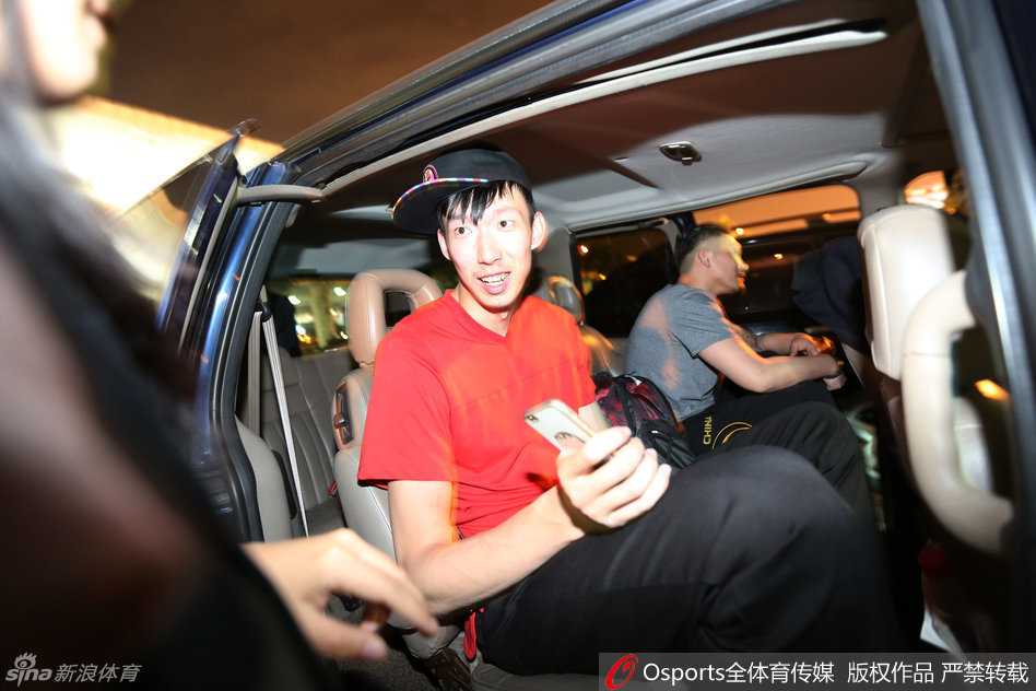 周琦万里归来的黑夜行者:宫鲁鸣深夜守候,大魔王笑闯北仑 白天的训练场上,周琦正在进行持球突破练习,汗水湿透了球衣。他眼神专注,身体对抗后的出手依然稳定,旁边是国家队助理教练目不转睛的观察,整个画面充满力量与拼搏的气息。