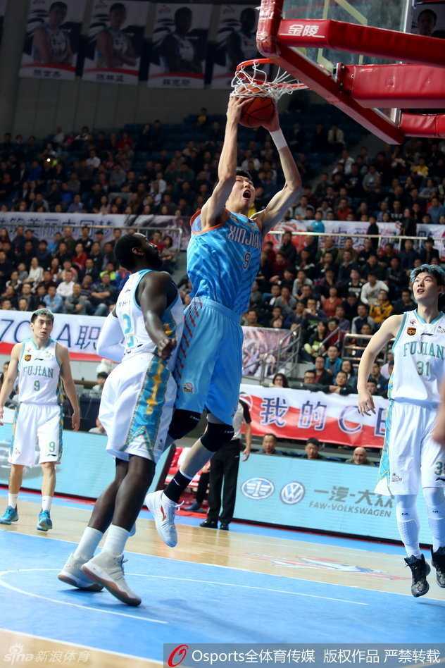 周琦两双镇守内线,李根廿九分锋芒毕露,新疆客场送福建八连败 篮下巨无霸之争,周琦旱地拔葱欲扣篮,身旁王哲林奋力顶防,肌肉碰撞声仿佛隔着屏幕都能听见。
