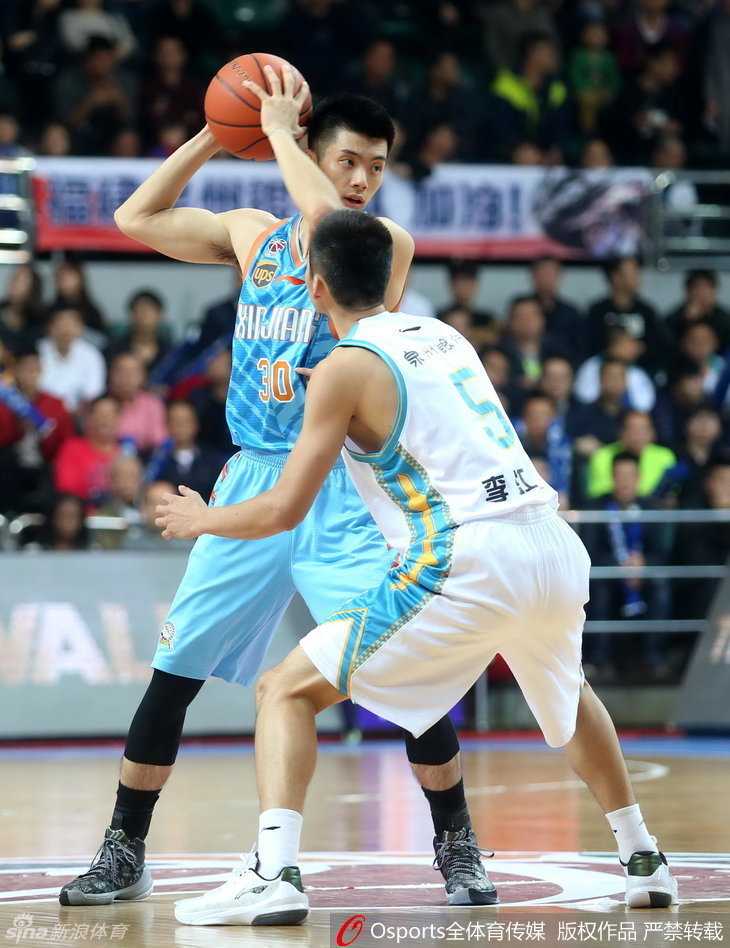 周琦两双镇守内线,李根廿九分锋芒毕露,新疆客场送福建八连败 西热力江外线张弓搭箭,三分线外干拔出手,眼神坚毅,篮球划出一道彩虹直钻网窝,点燃替补席激情。